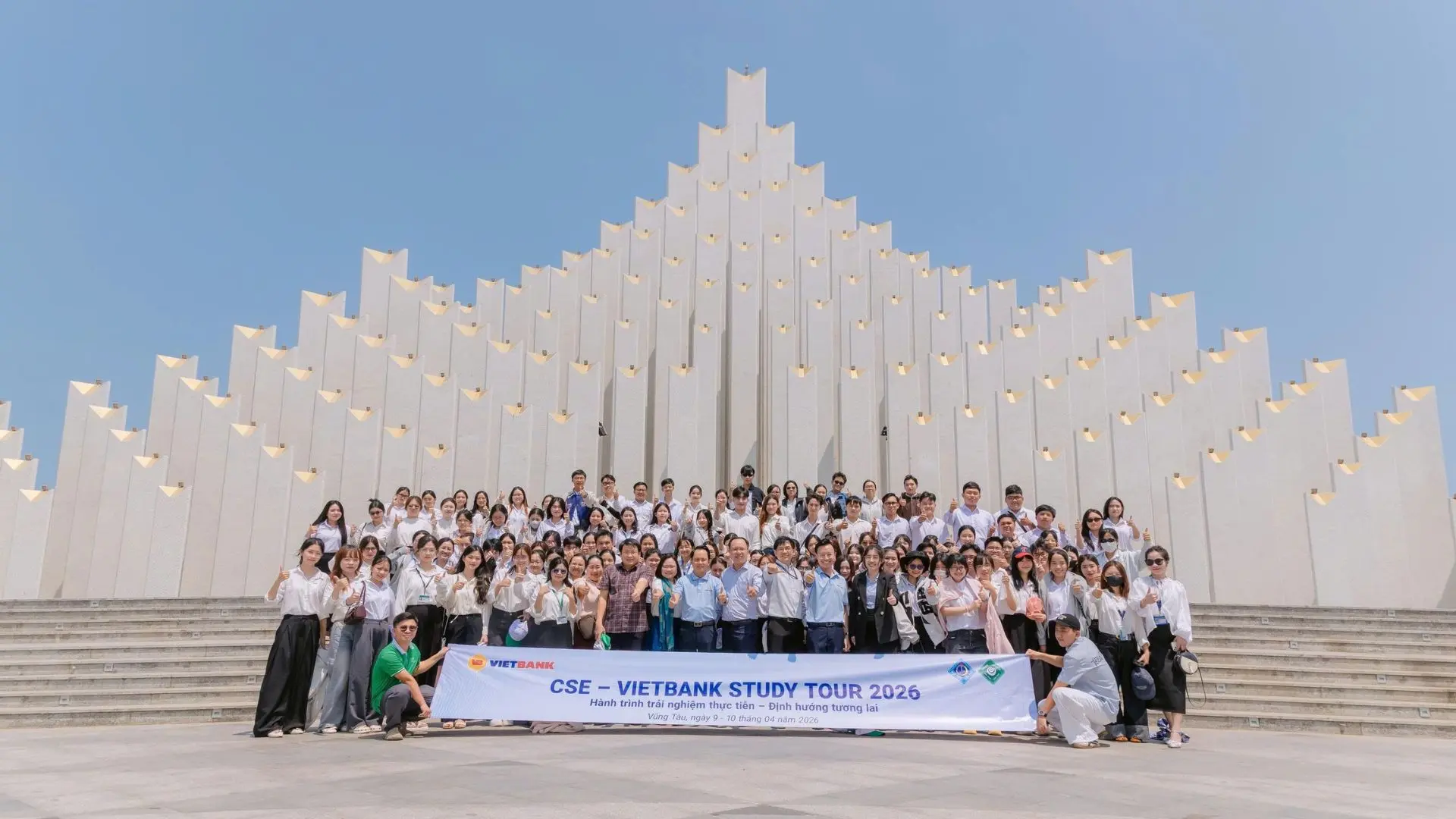 Đoàn Vietbank Study Tour chụp ảnh tập thể tại khu vực Tượng Chúa Kito Vua, Vũng Tàu