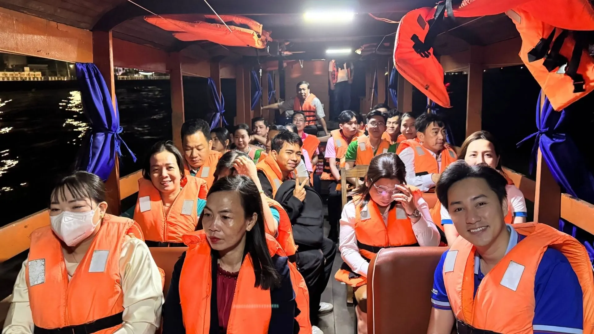 Đoàn Nụ Cười Mê Kông di chuyển bằng thuyền trao quà Tết tại chợ nổi Cái Răng, Cần Thơ