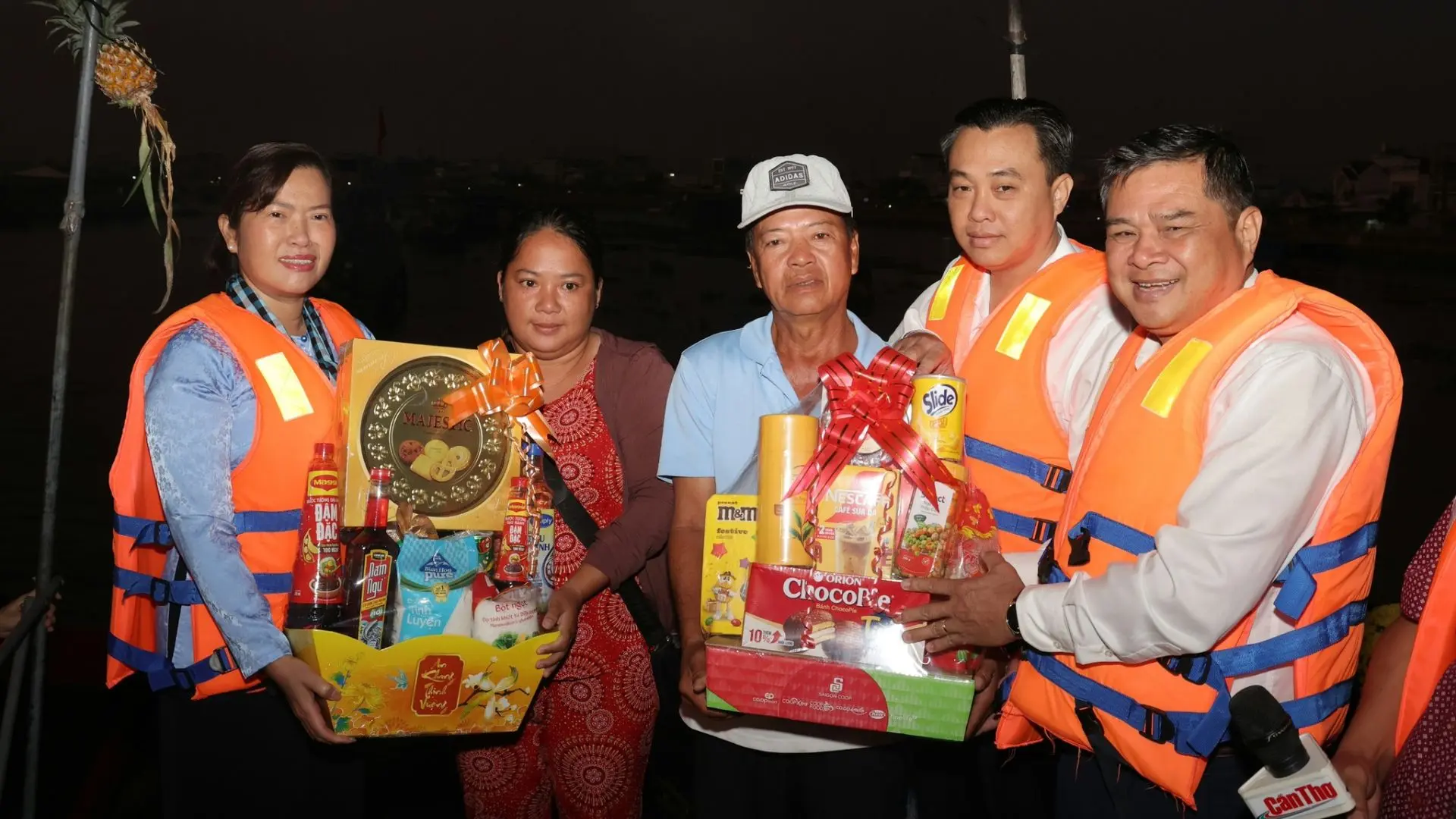 Nụ Cười Mê Kông trao quà Tết tại chợ nổi Cái Răng, Cần Thơ