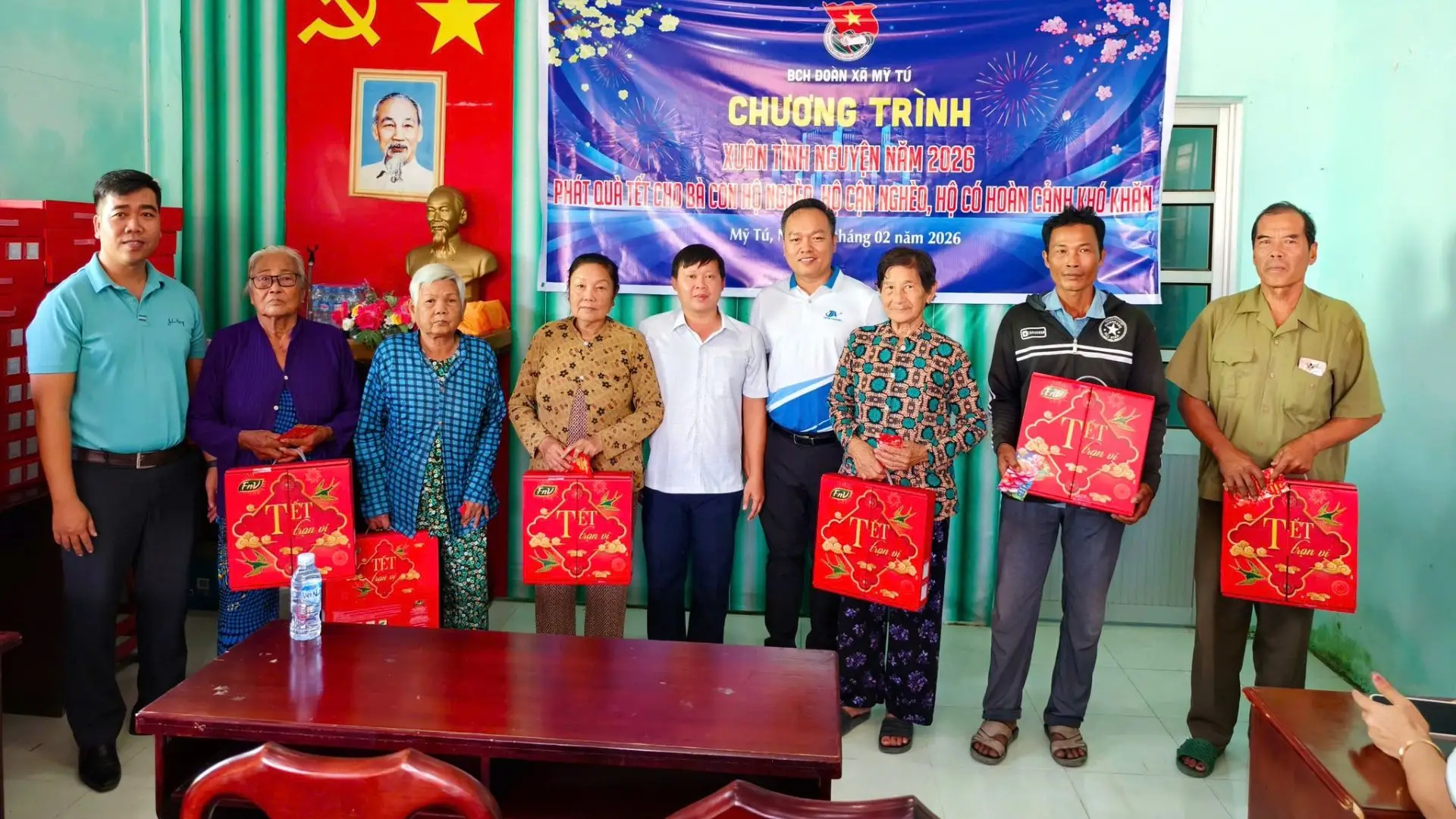 Bà con có hoàn cảnh khó khăn nhận quà Tết tại chương trình Nụ Cười Mê Kông – Tết yêu thương 2026 ở miền Tây