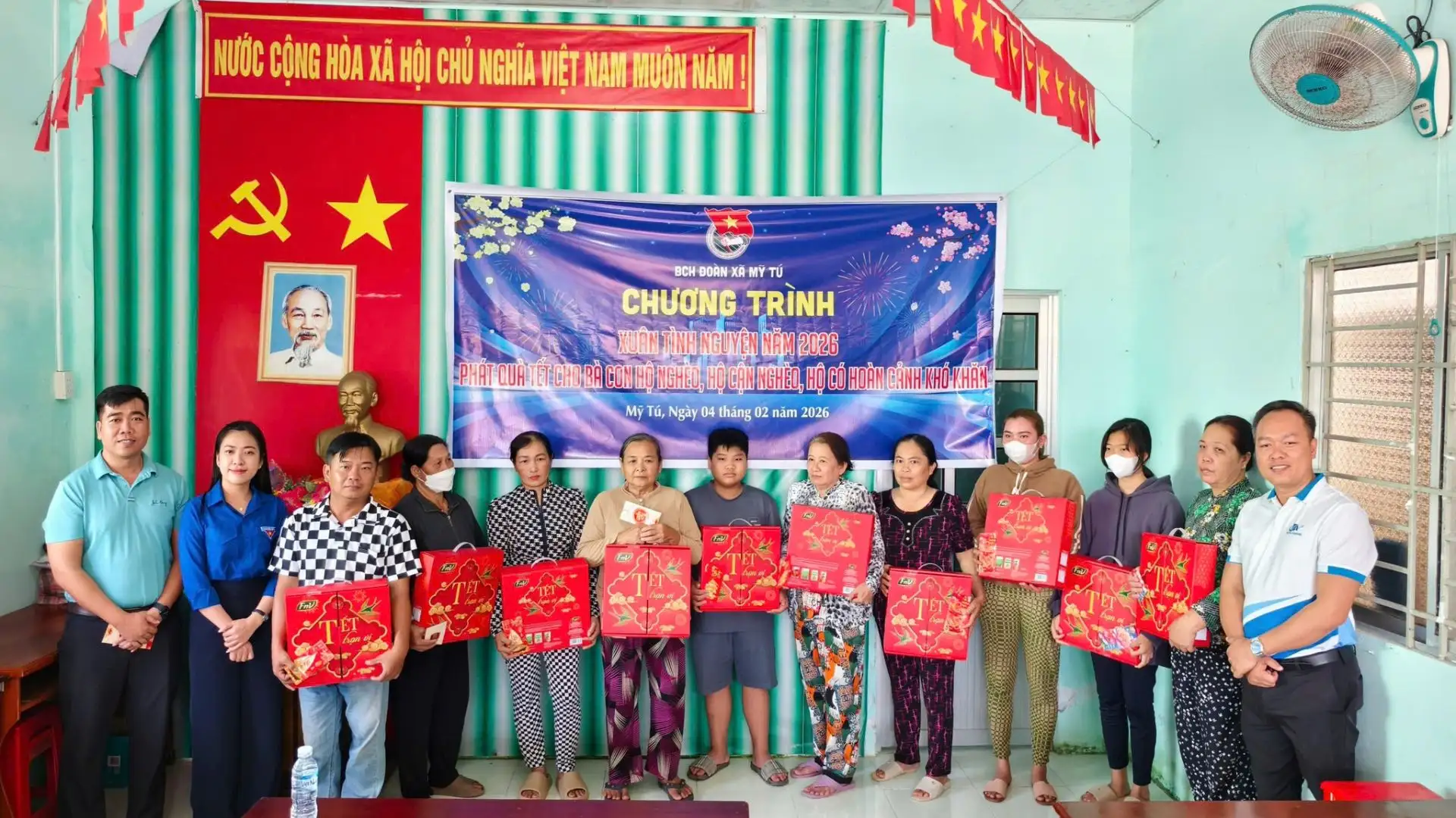 Hình ảnh bà con khó khăn nhận quà trong chương trình Tết yêu thương 2026