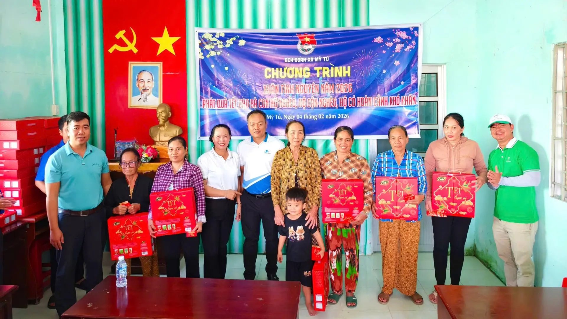 Các phần quà Tết dành cho hộ gia đình khó khăn trong chương trình Tết yêu thương 2026