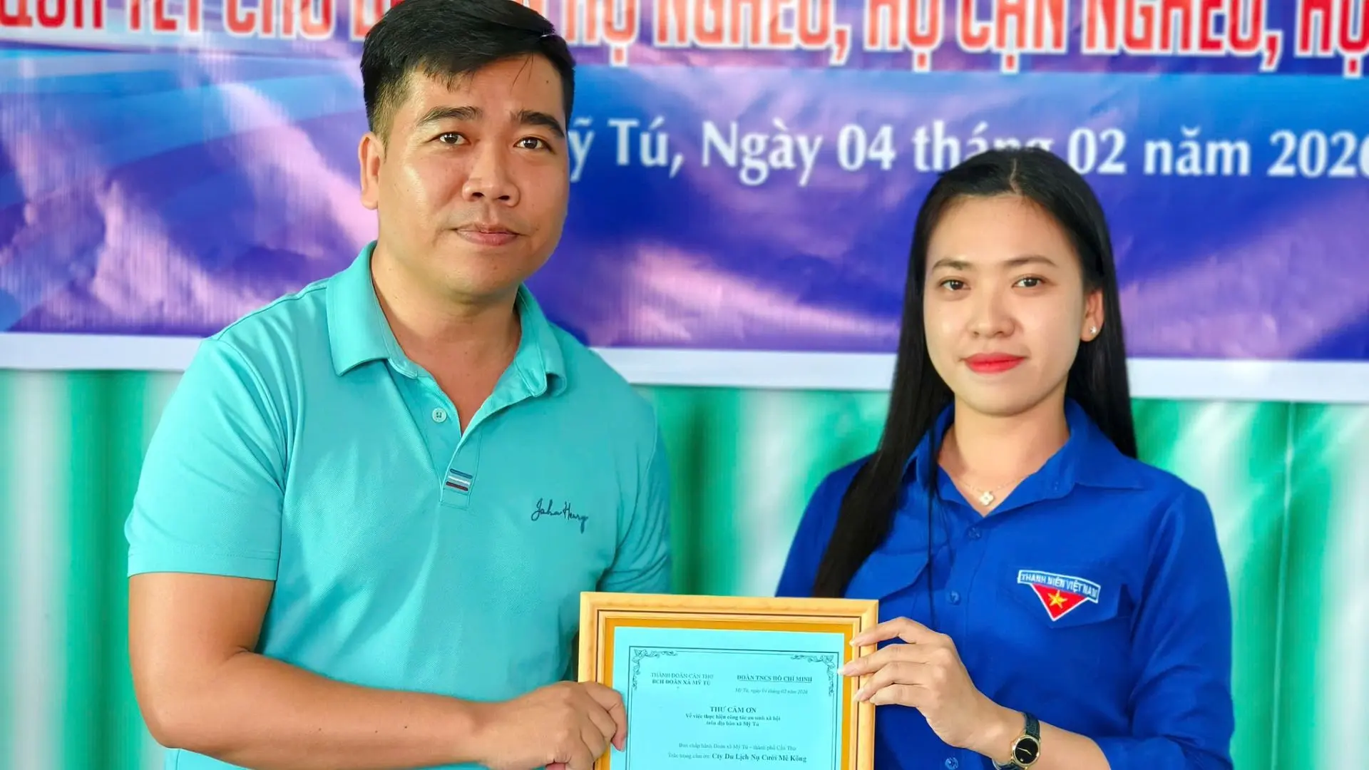 Nụ Cười Mê Kông cùng đại diện ban tổ chức trong chương trình Nụ Cười Mê Kông – Tết yêu thương 2026 tại Đồng bằng sông Cửu Long