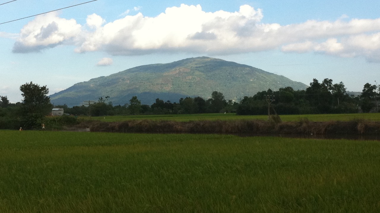 Núi Chứa Chan nhìn từ xa