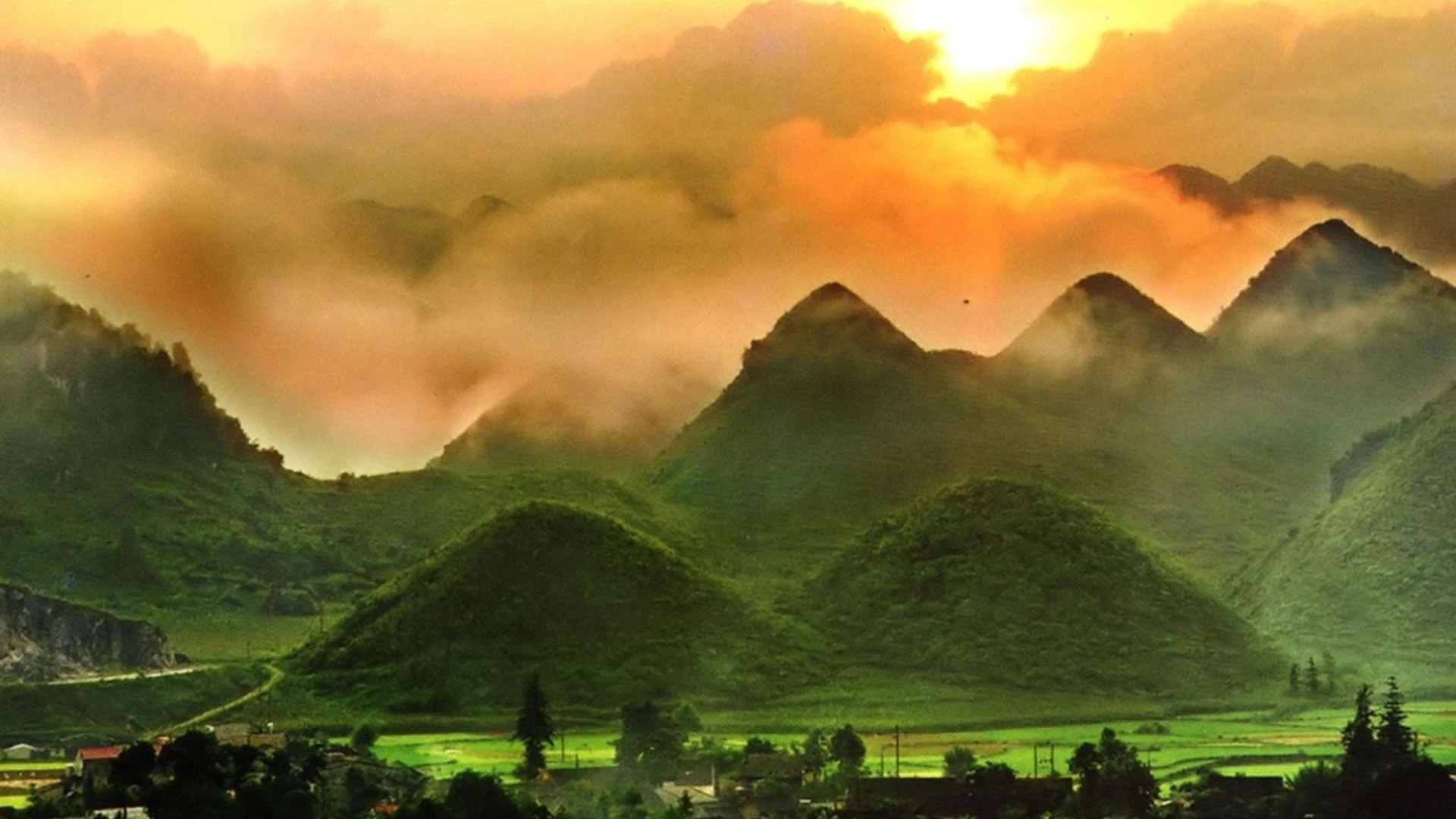 Núi Đôi với dãy núi đá chập chùng