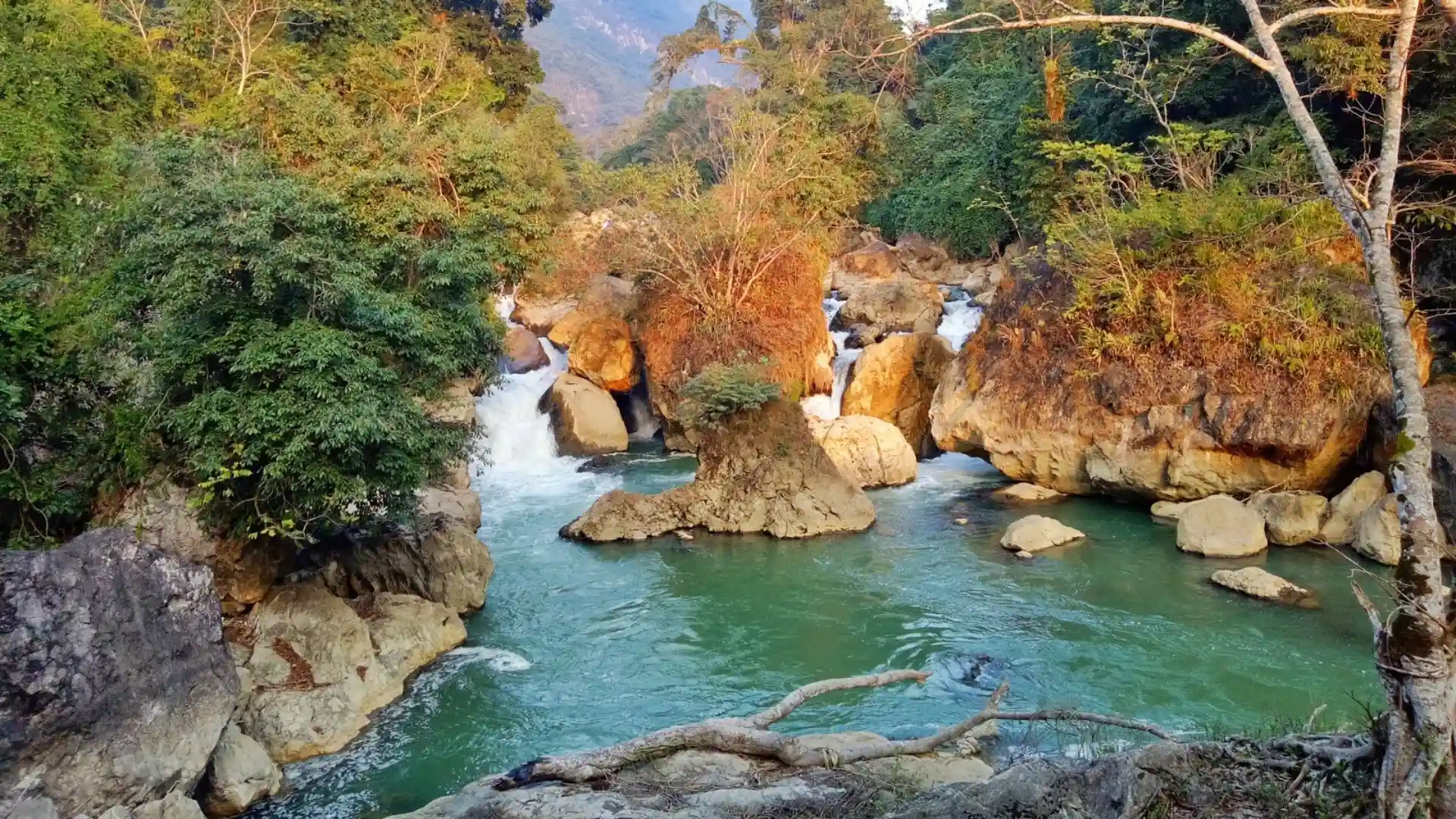 Thác Đầu Đẳng được hình thành từ dòng sông Năng