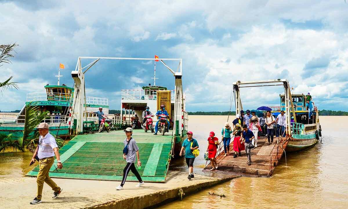 Đi phà đến Cồn Chim qua dòng sông Cổ Chiên