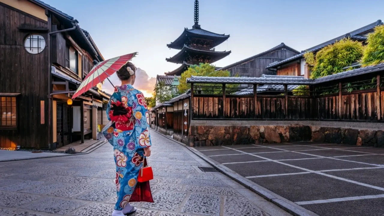 Tham quan phố cổ Arashiyama lãng mạn trong tour Nhật Bản mùa thu