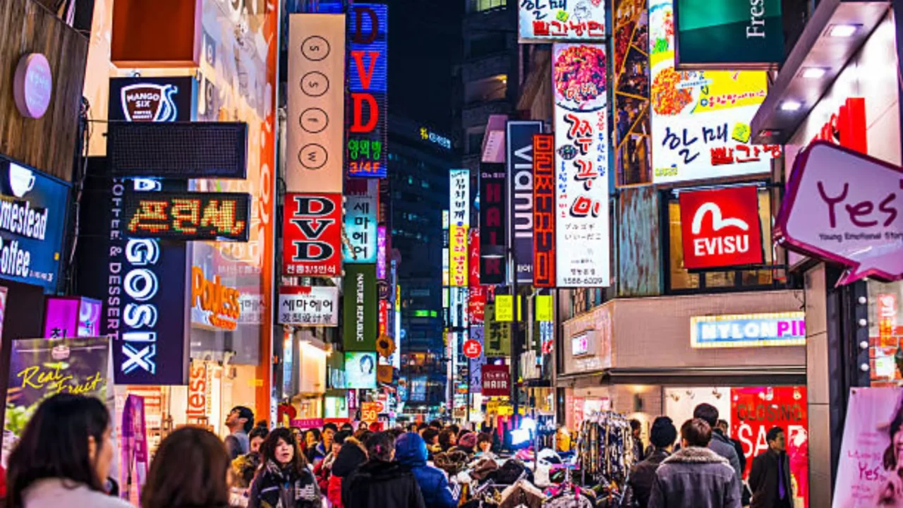 Phố đêm Daegu nhộn nhịp ánh đèn và ẩm thực đường phố hấp dẫn