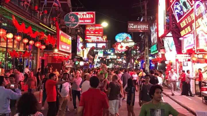 Phố đi bộ Pattaya nhộn nhịp về đêm