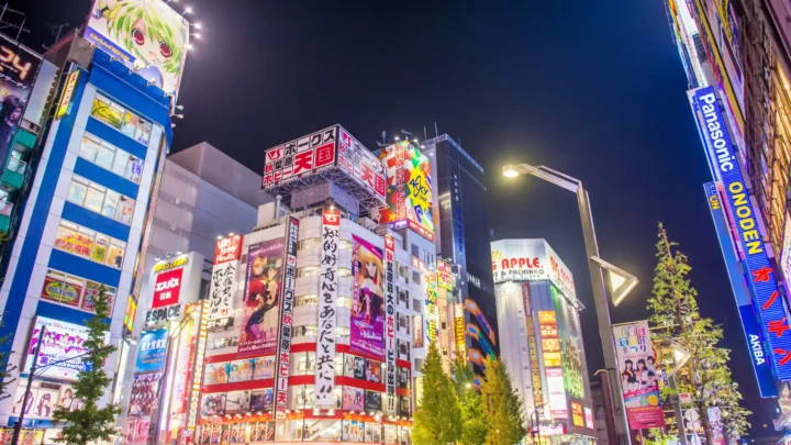 Phố điện tử Akihabara Tokyo rực rỡ ánh đèn, thiên đường của văn hóa Otaku và manga.