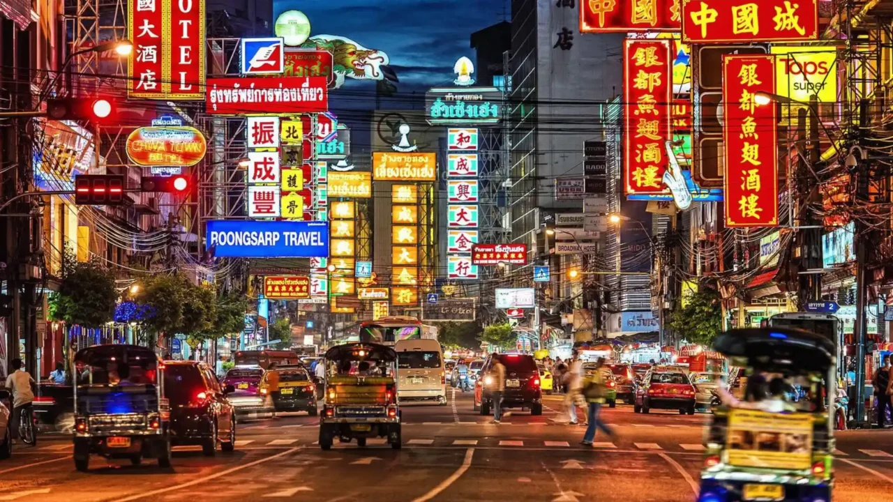 Không khí náo nhiệt của Phố Khaosan về đêm