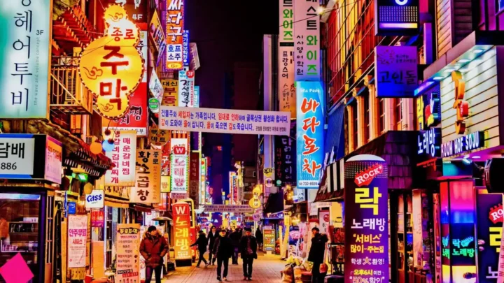 Đường phố Myeongdong tấp nập người mua sắm, rực rỡ ánh đèn và bảng hiệu