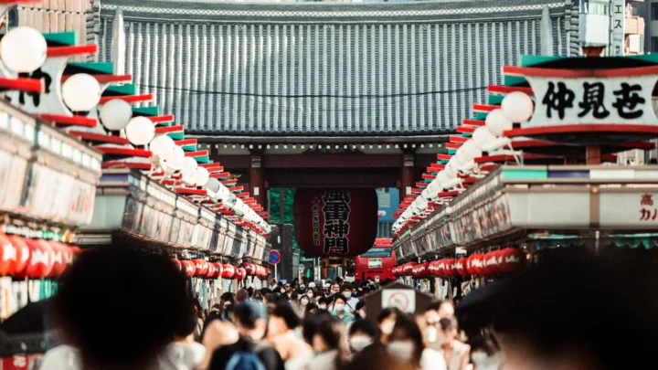 Dạo bộ phố Nakamise sầm uất trong tour Tokyo Fuji 6N5Đ