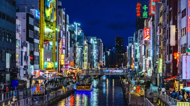 Phố mua sắm Shinsaibashi sầm uất ở Osaka, rực rỡ ánh đèn và đông đúc du khách.