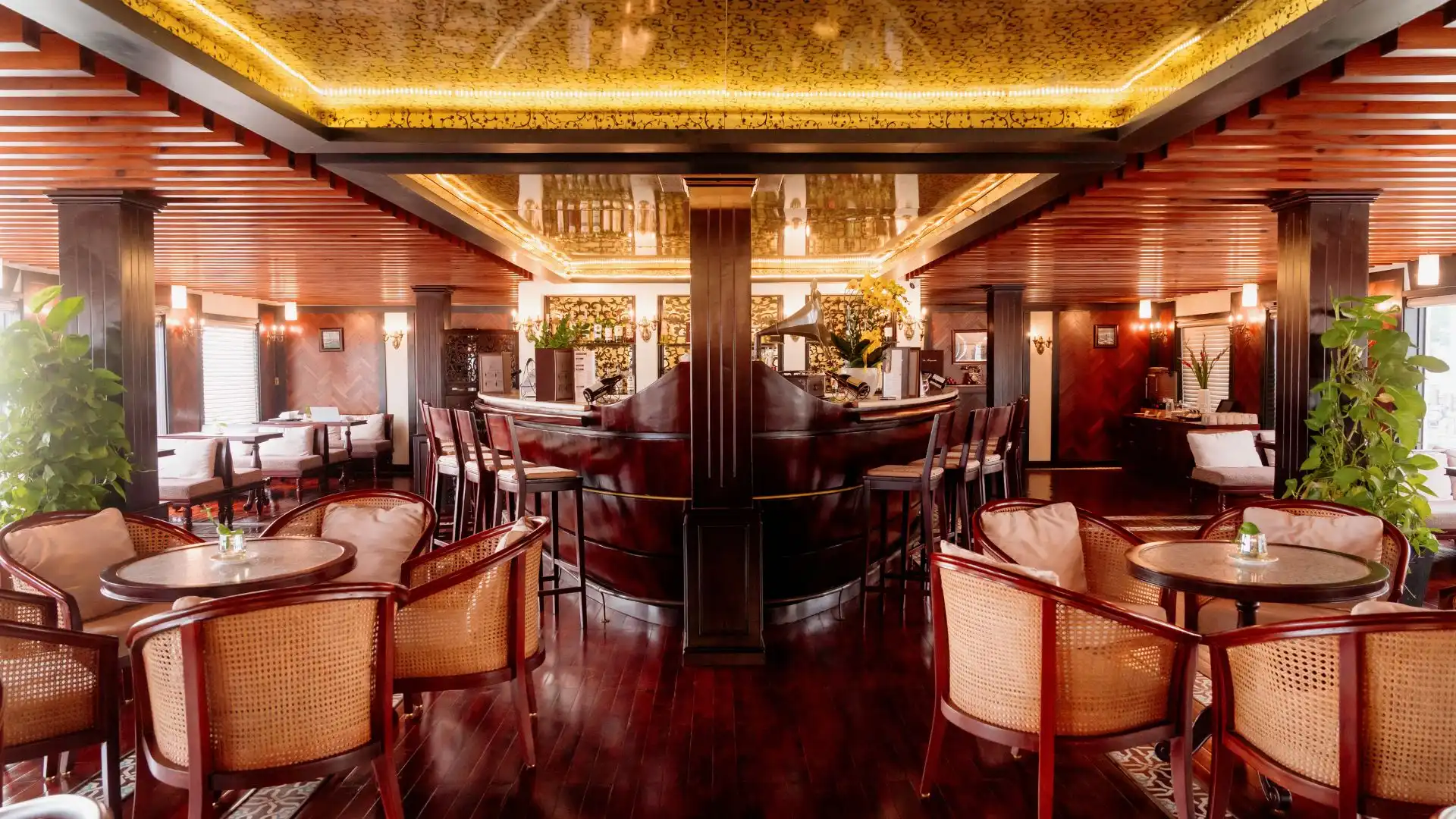 phòng chờ trên du thuyền sông mekong