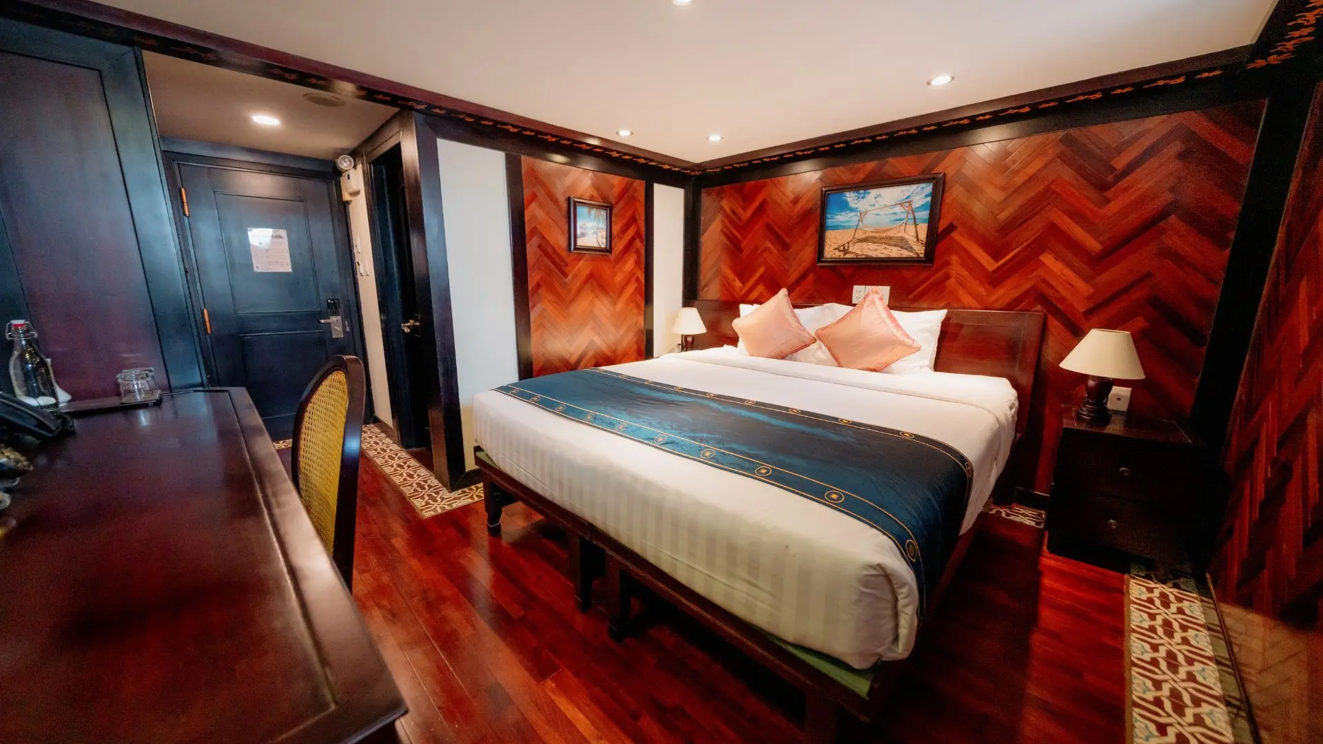 phòng Deluxe có cửa sổ du thuyền MV La Marguerite