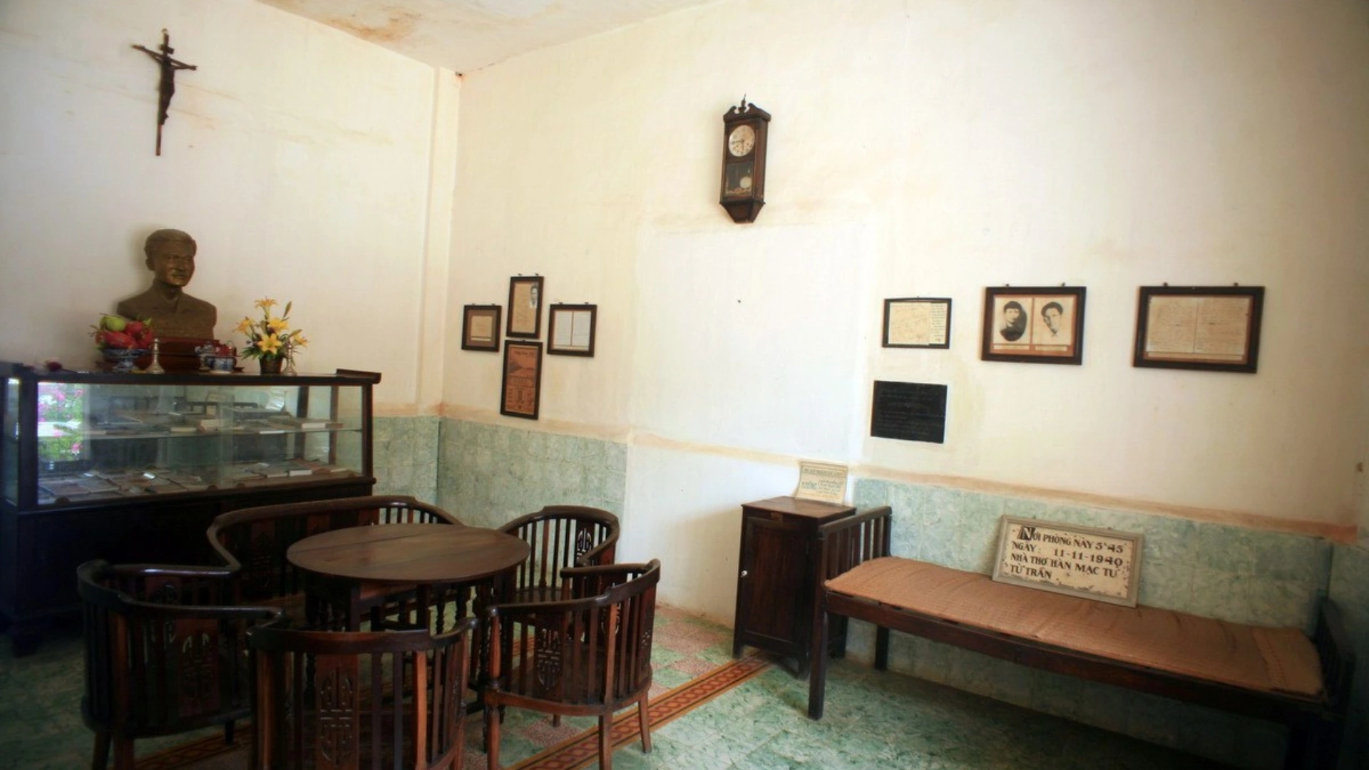 Phòng lưu niệm Hàn Mặc Tử được bao phủ bởi giàn hoa giấy