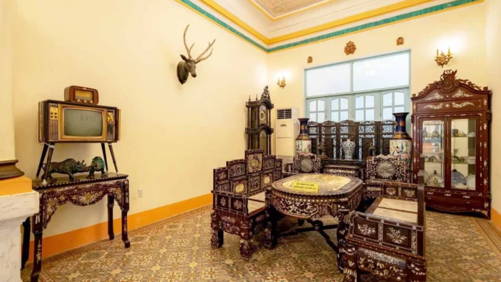 Phòng sinh hoạt ấm cúng bên trong Nhà Công tử Bạc Liêu