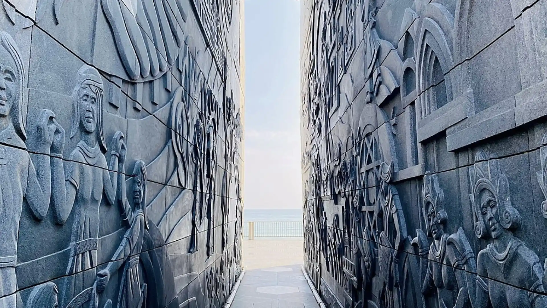 Phù điêu tại Tháp Nghinh Phong