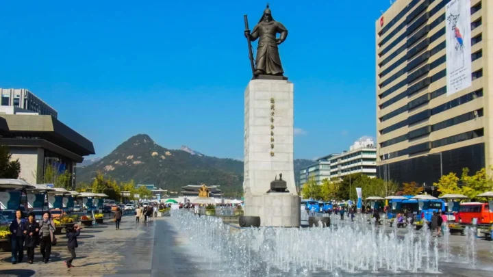 Quảng trường Gwanghwamun – biểu tượng lịch sử và văn hóa nổi bật giữa lòng thủ đô Seoul.