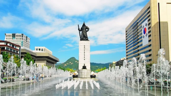 Quảng trường Gwanghwamun sầm uất và hiện đại giữa lòng Seoul.
