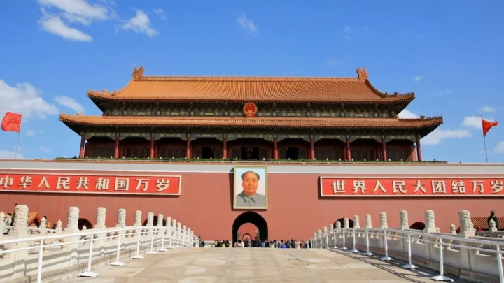 Hòa mình vào không khí trang nghiêm của quảng trường lịch sử