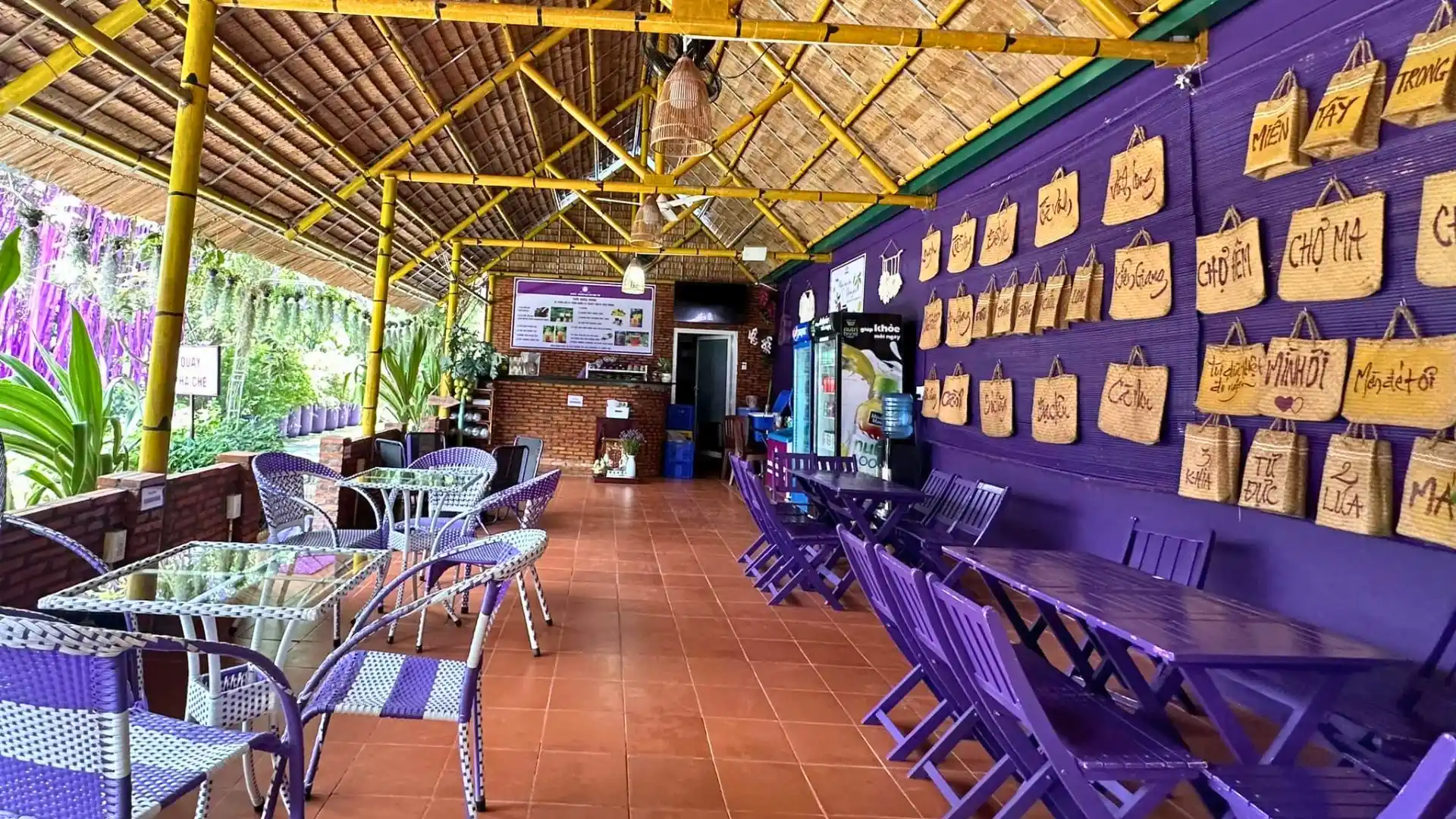 vé tham quan căn nhà màu tím bao gồm 1 ly nước tại quầy