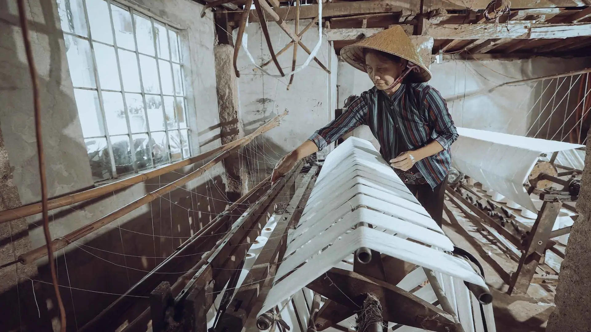 Dệt khăn rằn trong làng nghề Long Khánh A