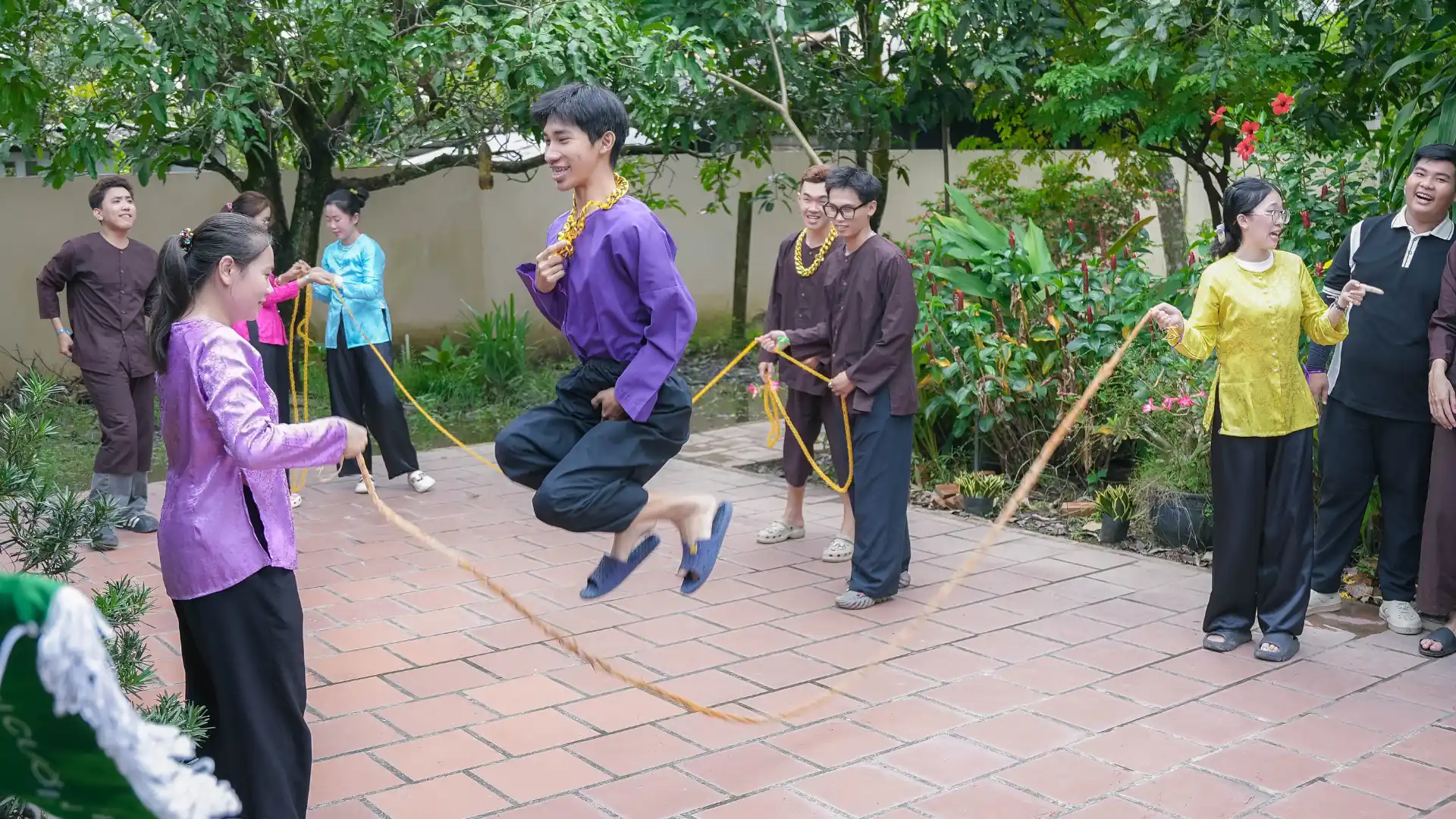 Hướng dẫn viên tham gia thử thách nhảy dây 100 cái tại Smile Guide Day 2025