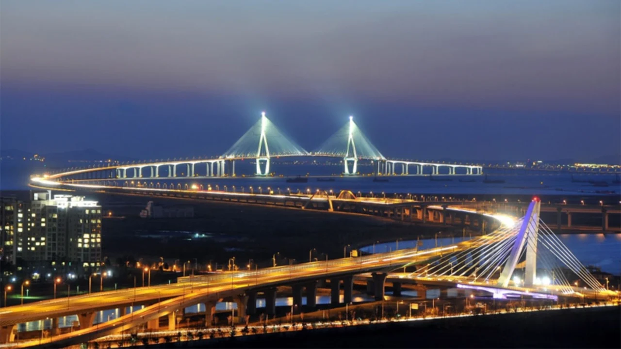 Khung cảnh sân bay Incheon lung linh về đêm, biểu tượng của Hàn Quốc hiện đại.