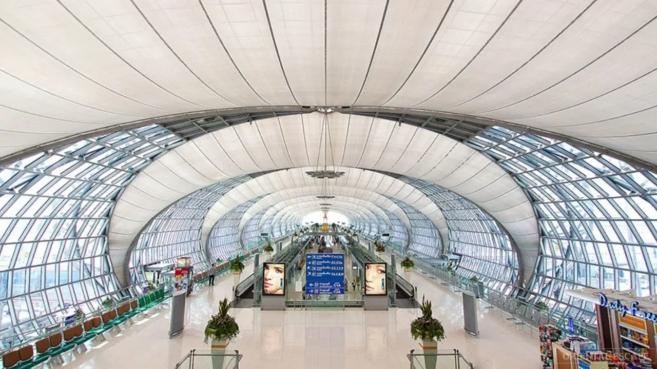 Sân bay Suvarnabhumi Bangkok với kiến trúc mái vòm đặc trưng