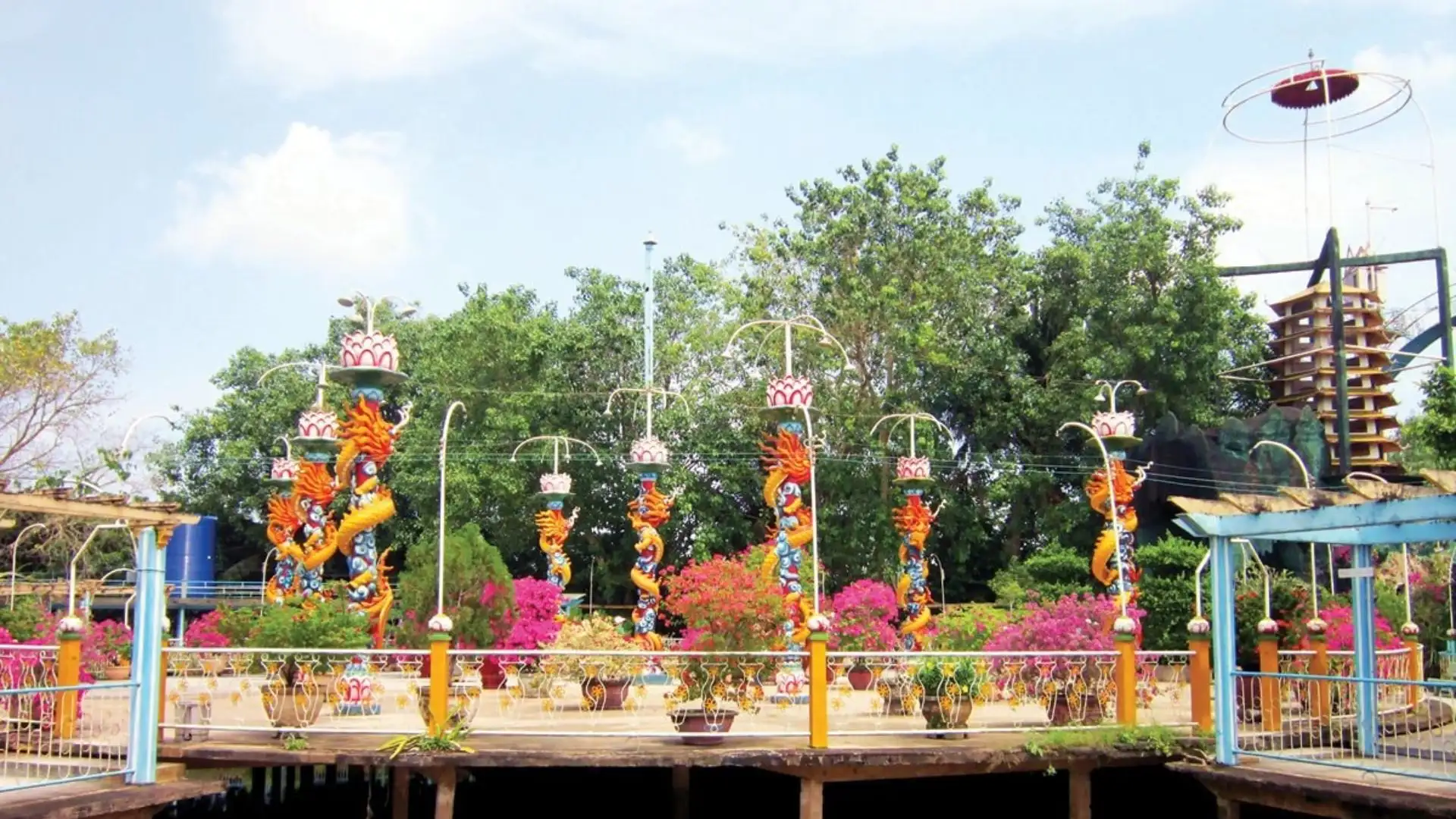Sân Chín Rồng với chín cây cột rồng uy nghi tại khu di tích Đạo Dừa