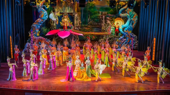 Sân khấu Alcázar Show rực rỡ cùng dàn nghệ sĩ lộng lẫy.