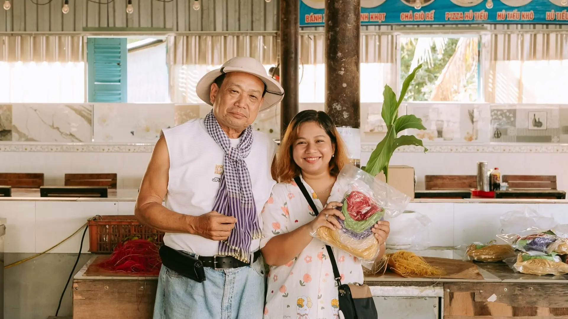 chủ lò chụp ảnh lưu niệm cùng du khách