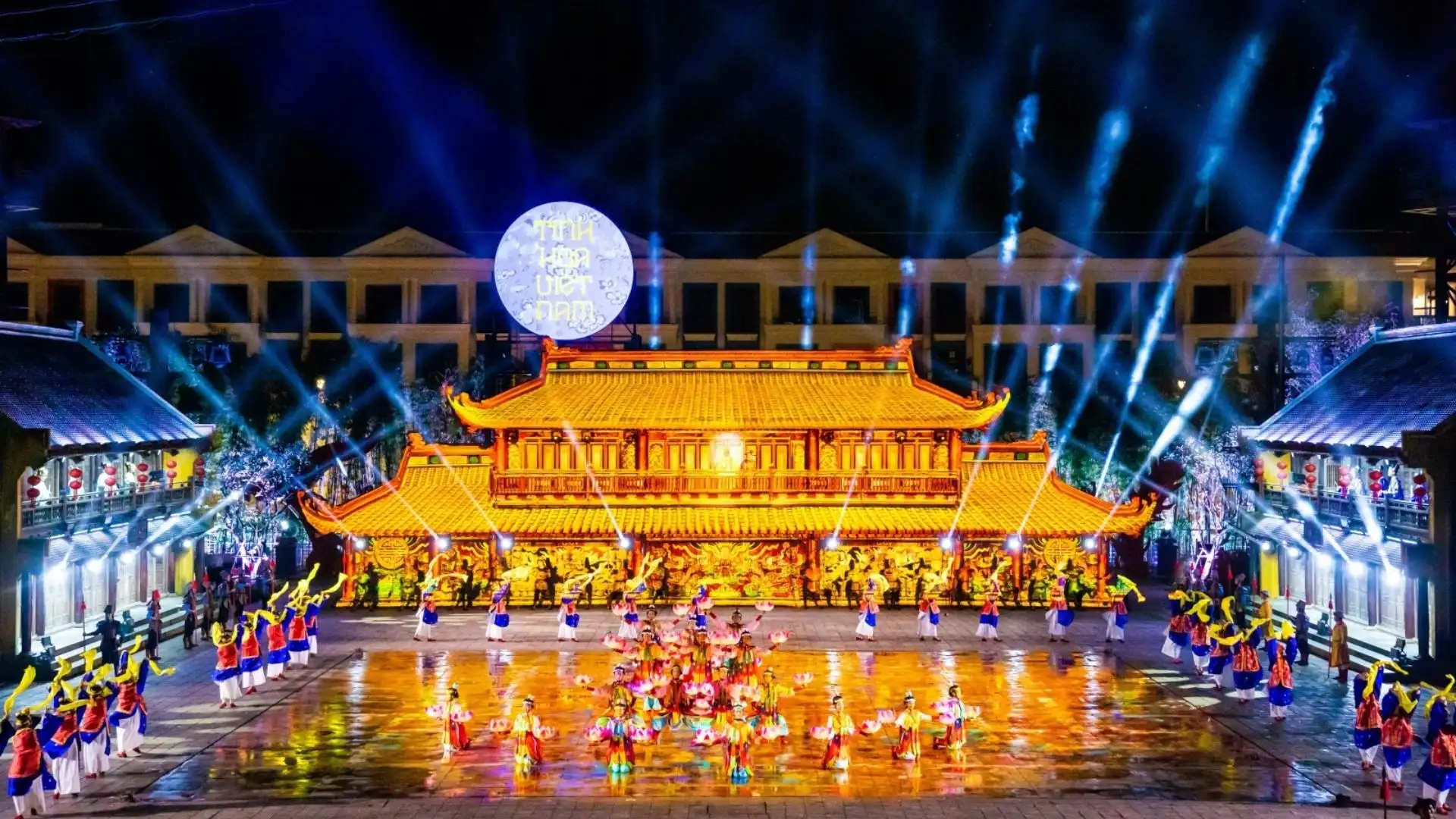 nên tham quan bảo tàng gấu teddy vào buổi trưa - xem show và buổi tối