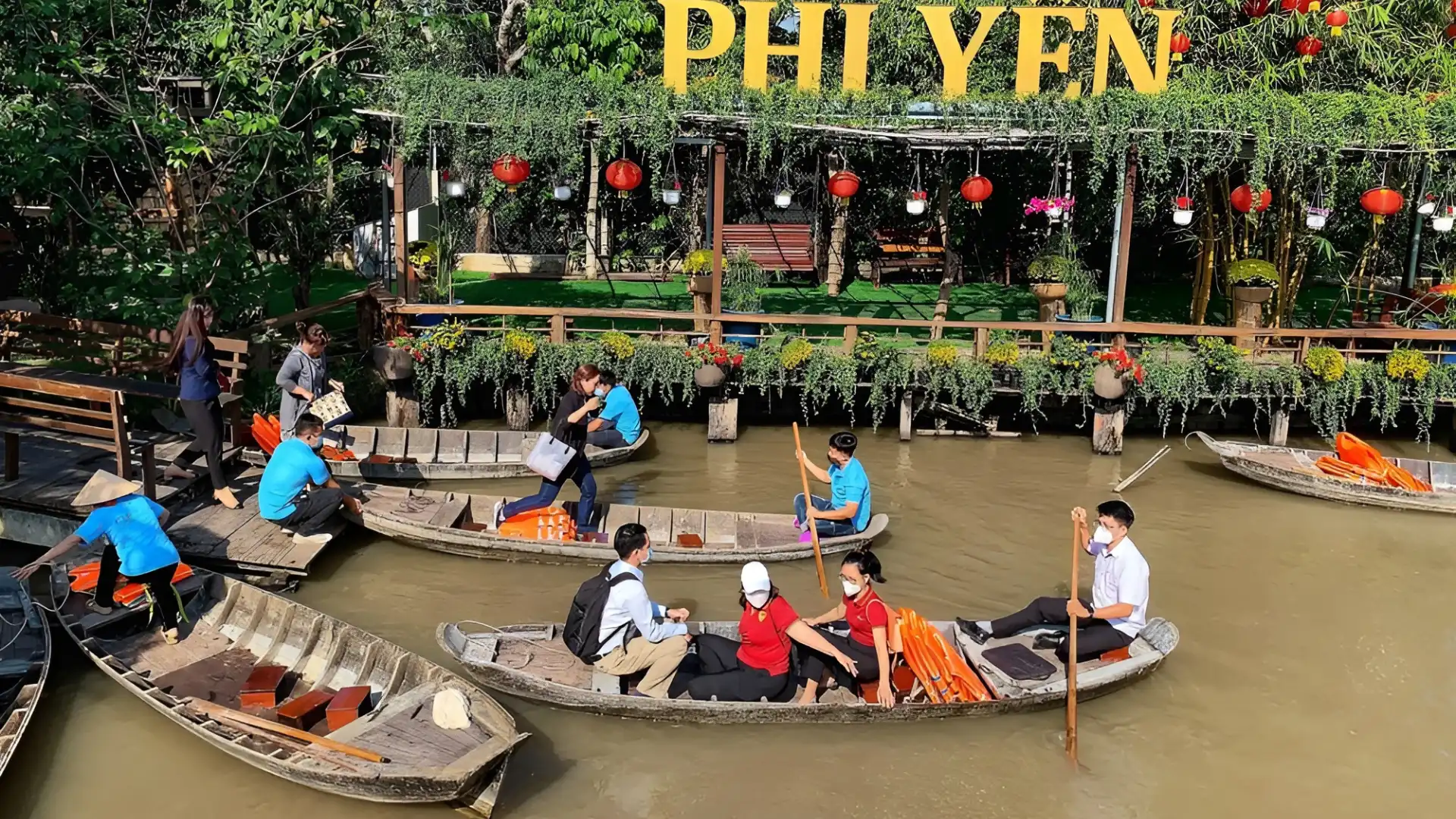 Vườn Trái Cây Phi Yến: Trải nghiệm chèo xuồng ba lá len lỏi giữa những hàng cây xanh mát và thưởng thức trái cây tươi tại vườn.