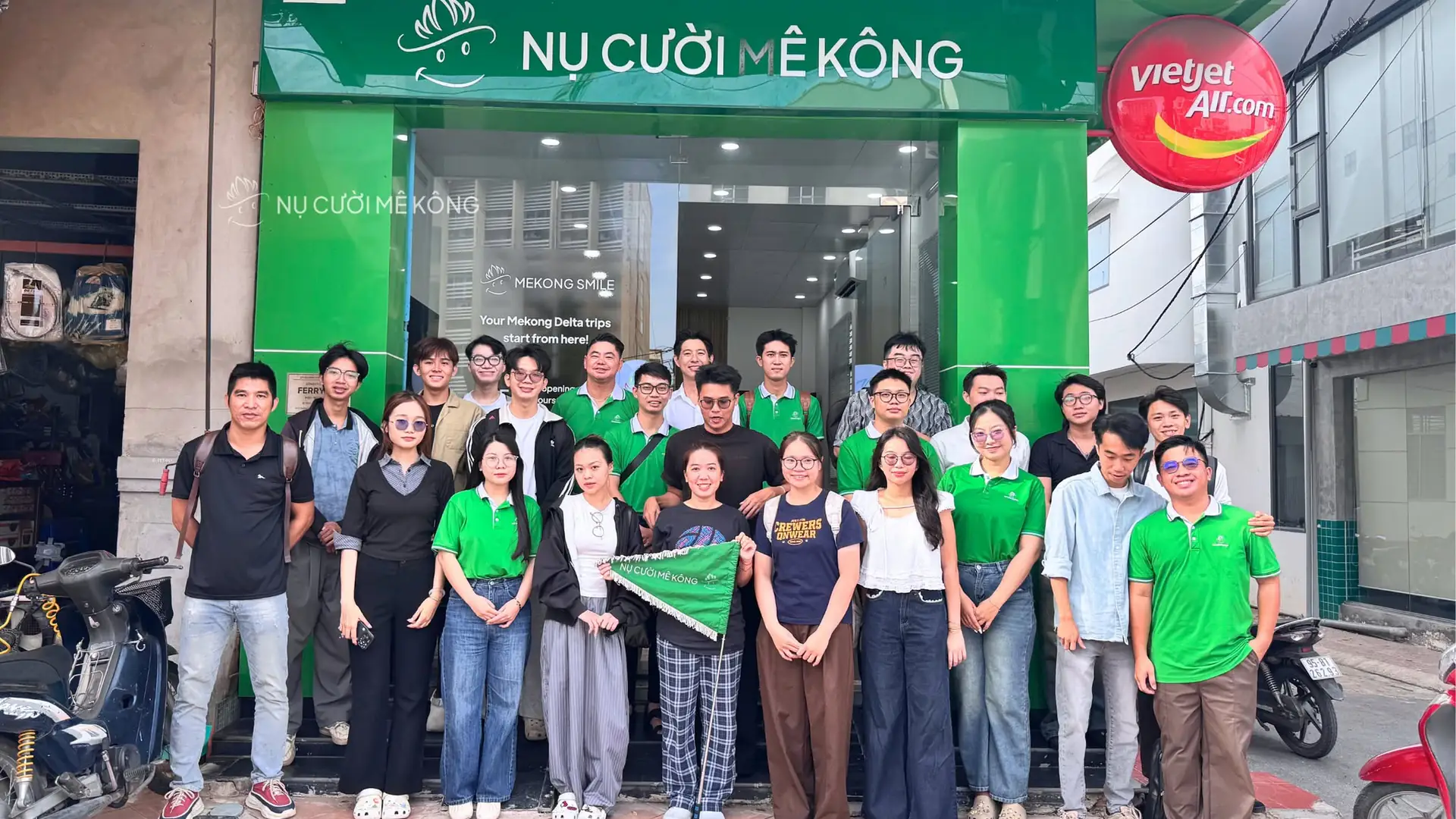 Smile Guide Day 2026 hướng dẫn viên check-in trước văn phòng Nụ Cười Mê Kông