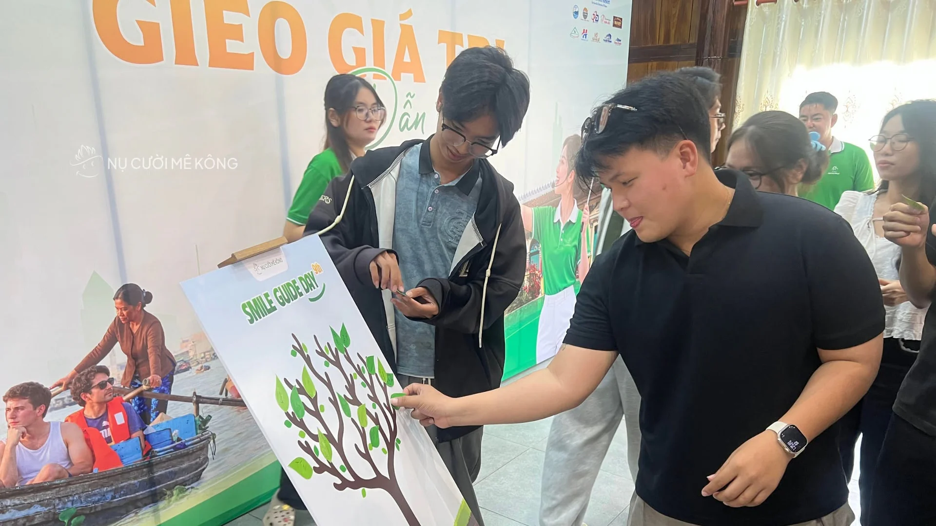 Smile Guide Day 2026 hướng dẫn viên dán lá lên cây giá trị
