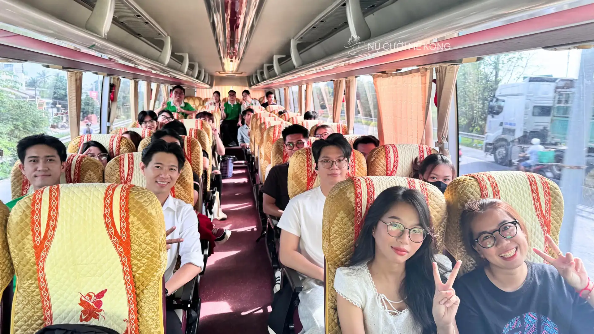 Hướng dẫn viên Nụ Cười Mê Kông trên xe đến Cần Thơ Eco Resort dự Smile Guide Day 2026