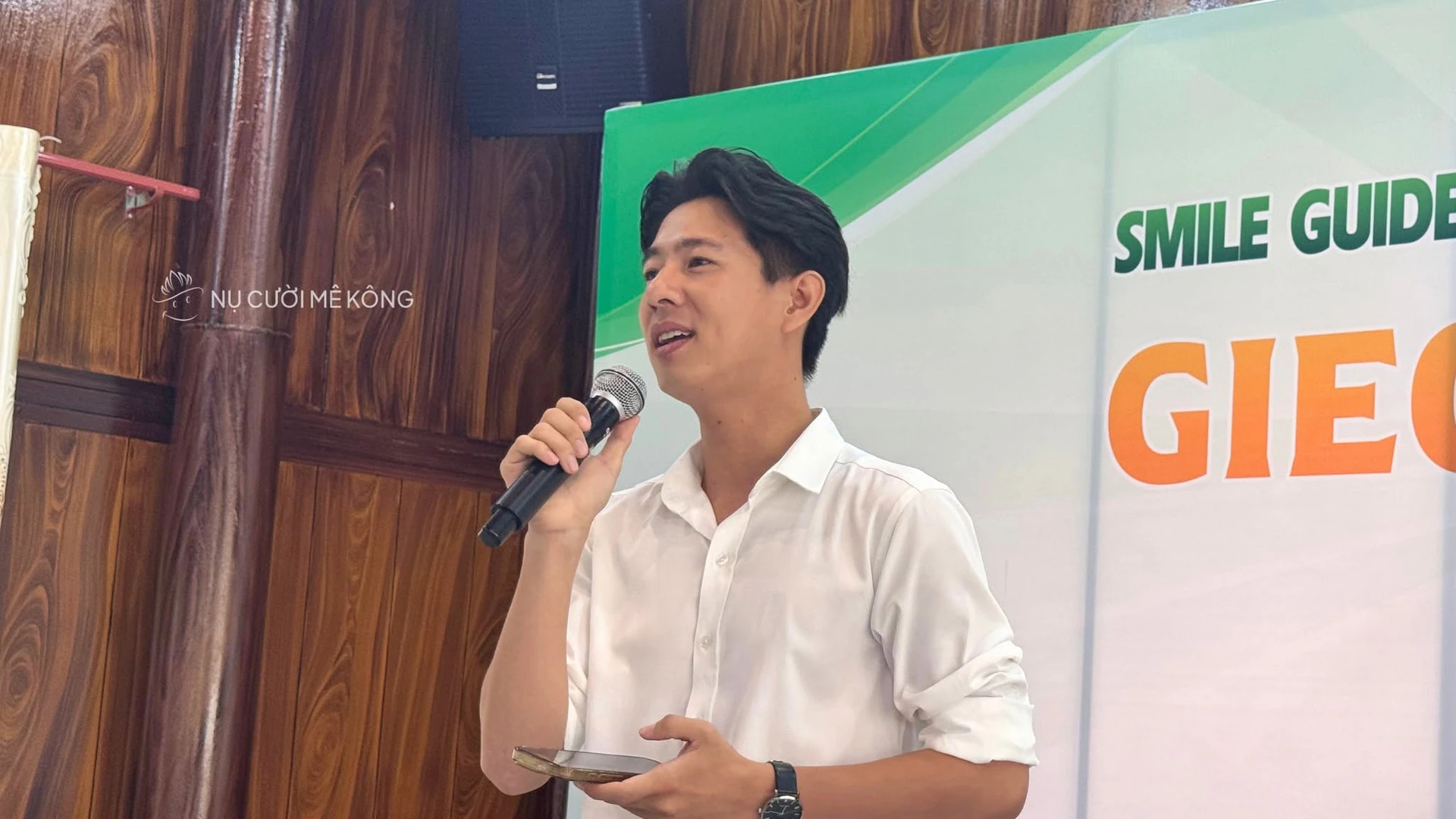 Smile Guide Day 2026 người dẫn chương trình mở đầu trước phông chủ đề Gieo giá trị