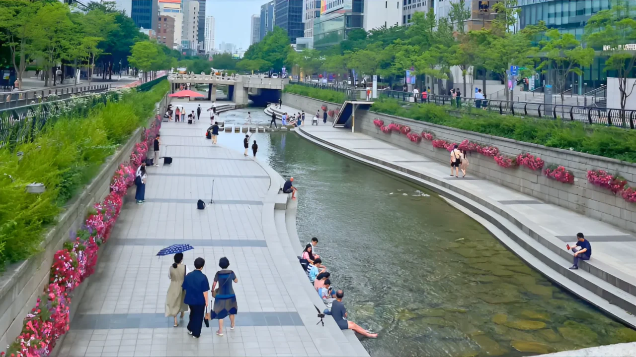 Suối Cheonggyecheon - dòng suối nhân tạo giữa lòng Seoul
