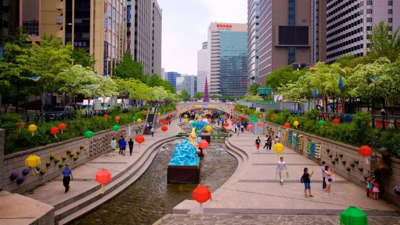 Suối Cheonggyecheon – nét thơ mộng giữa lòng thủ đô hiện đại