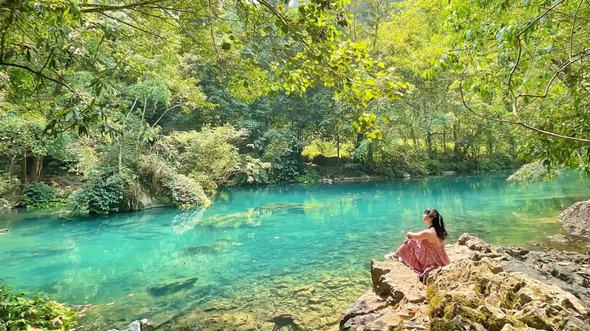 Suối Lê-nin có màu xanh màu ngọc bích