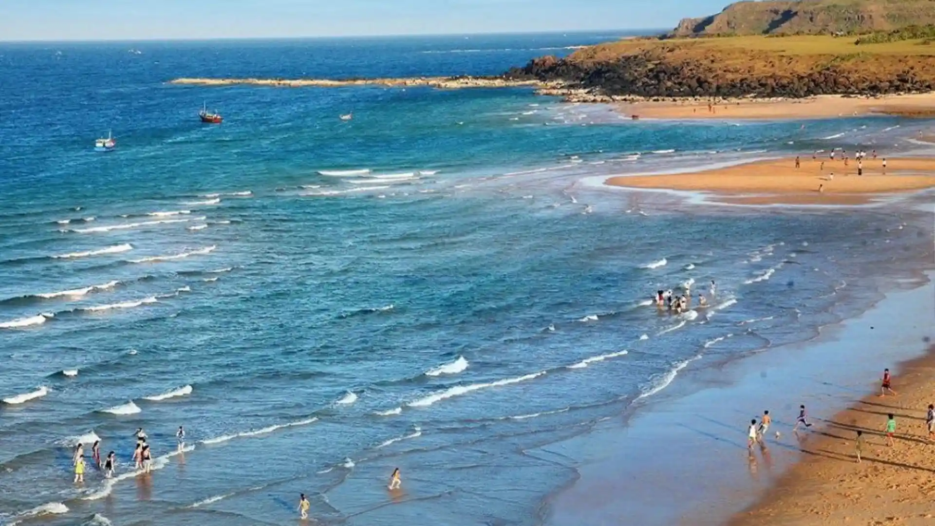 Nước biển tại Bãi Xếp Quy Nhơn trong xanh