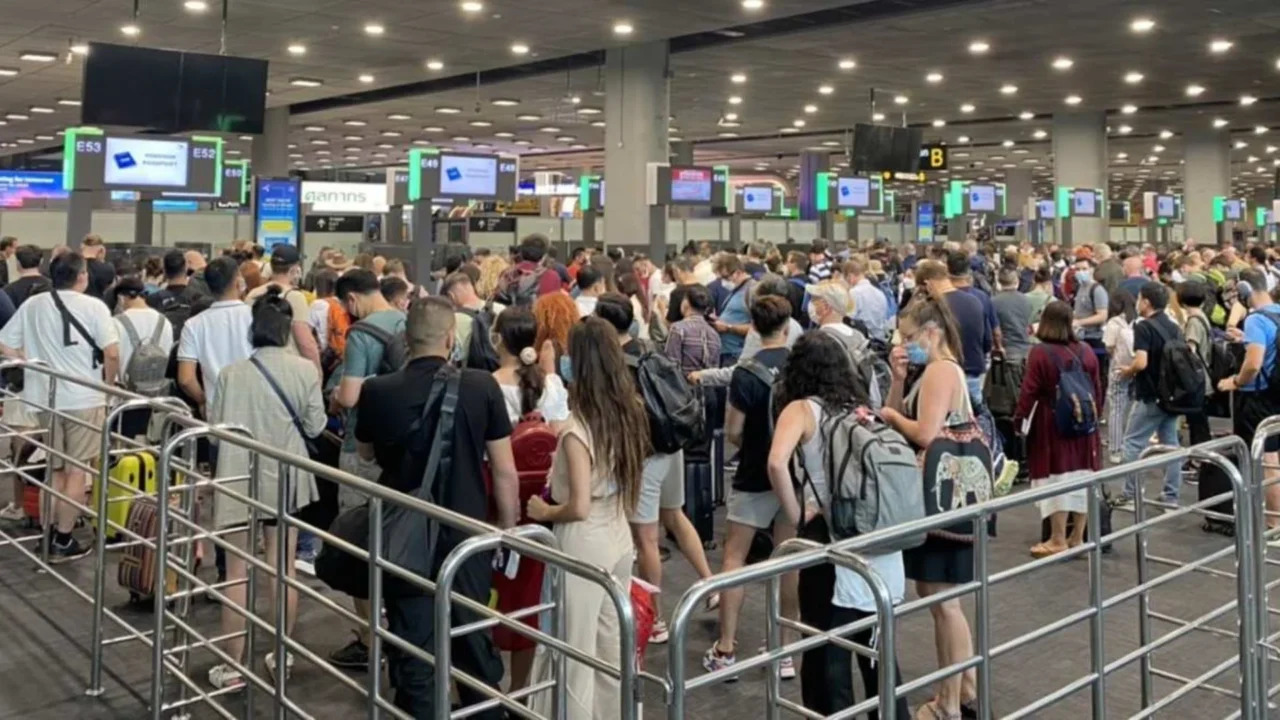 Khoảnh khắc tạm biệt tại sân bay Suvarnabhumi