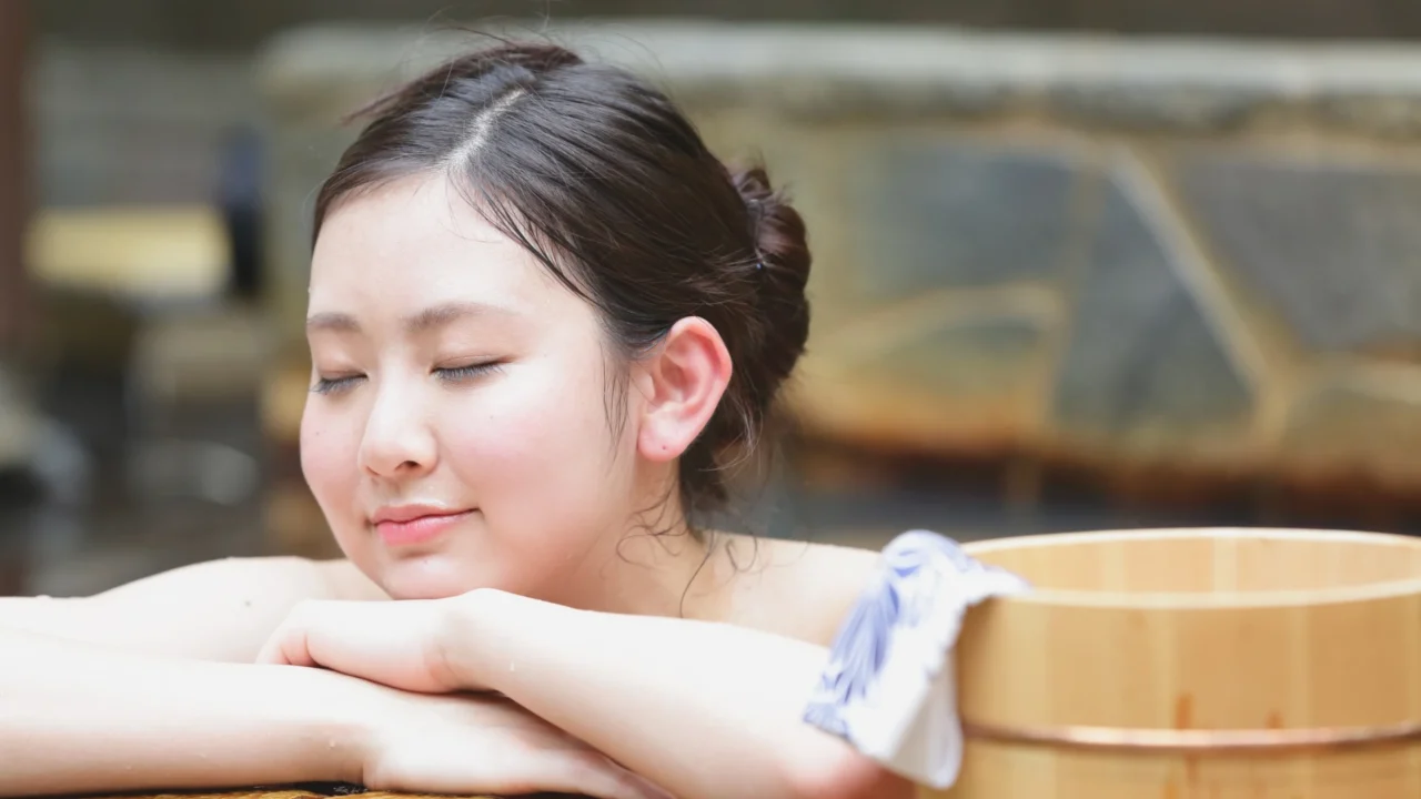 Trải nghiệm tắm Onsen trong tour Nhật Bản mùa thu