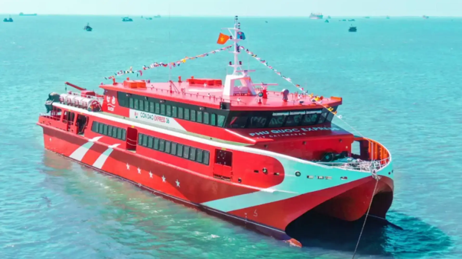 Tàu di chuyển đến Hòn Hai Bờ Đập