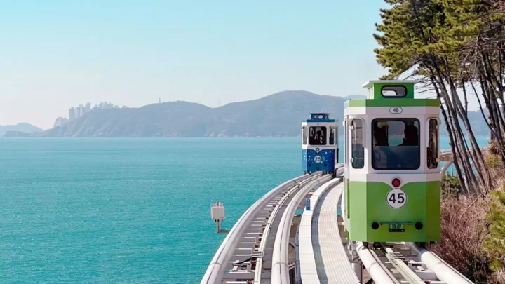 Tàu lửa Haeundae Blueline chạy dọc bờ biển xanh thơ mộng