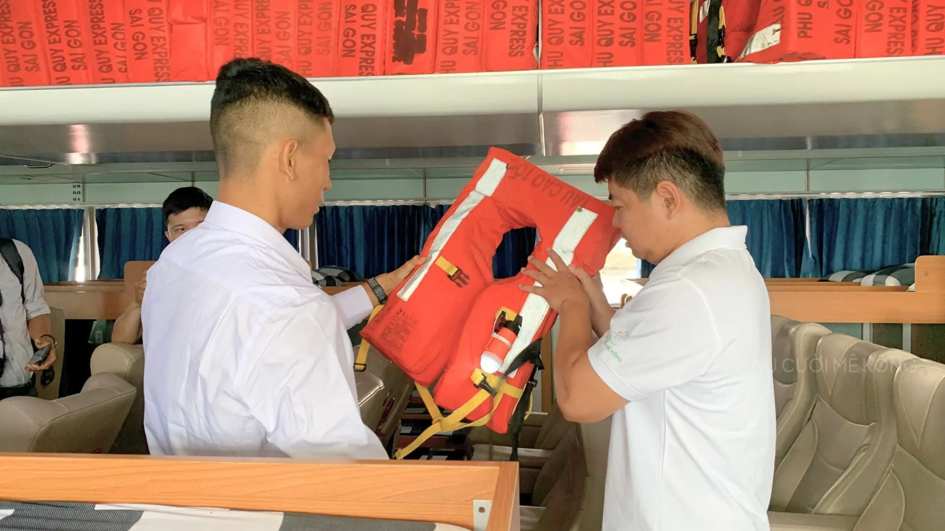 Tàu Phú Quý Express được trang bị đầy đủ phao cứu sinh